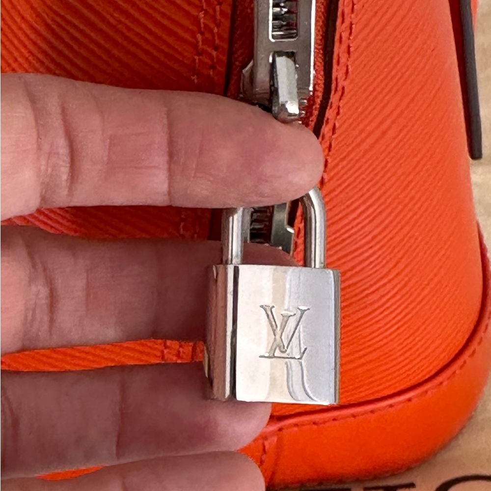 Louis Vuitton Alma handbag in Piment Epi leather PM with silver-tone hardware. - Picture 11 of 16
